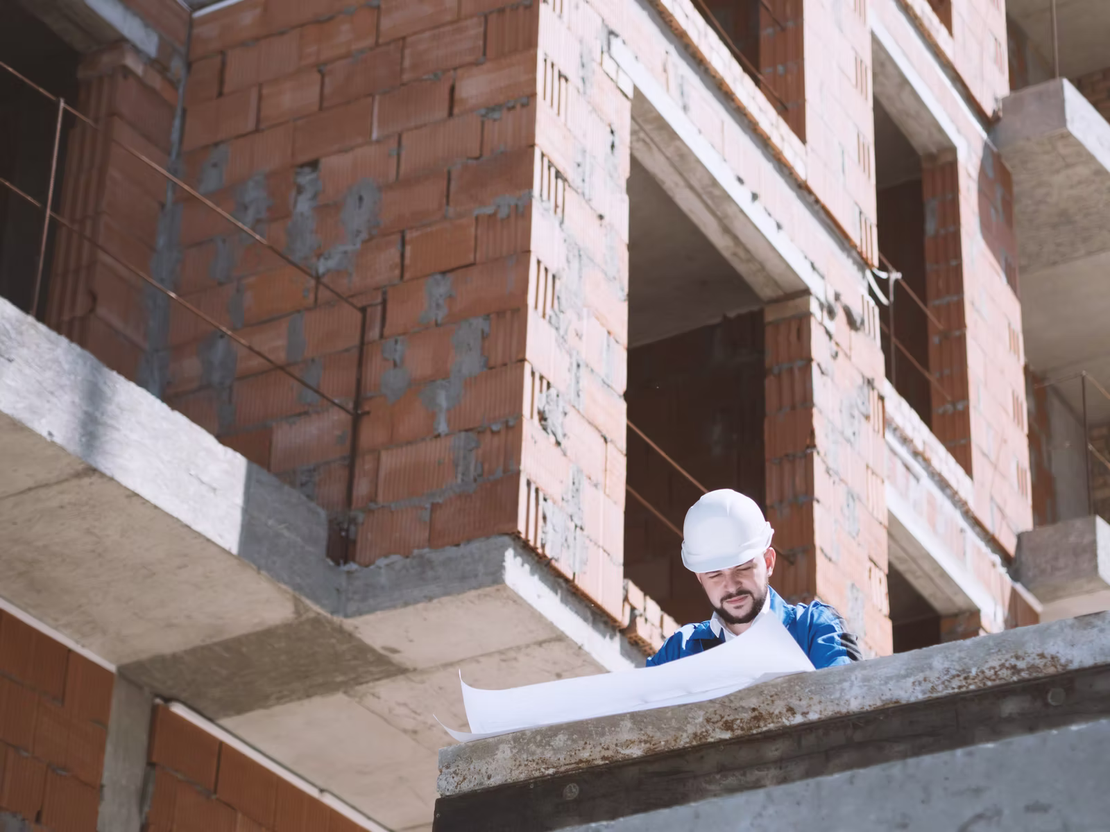 Arquiteto no canteiro de obras